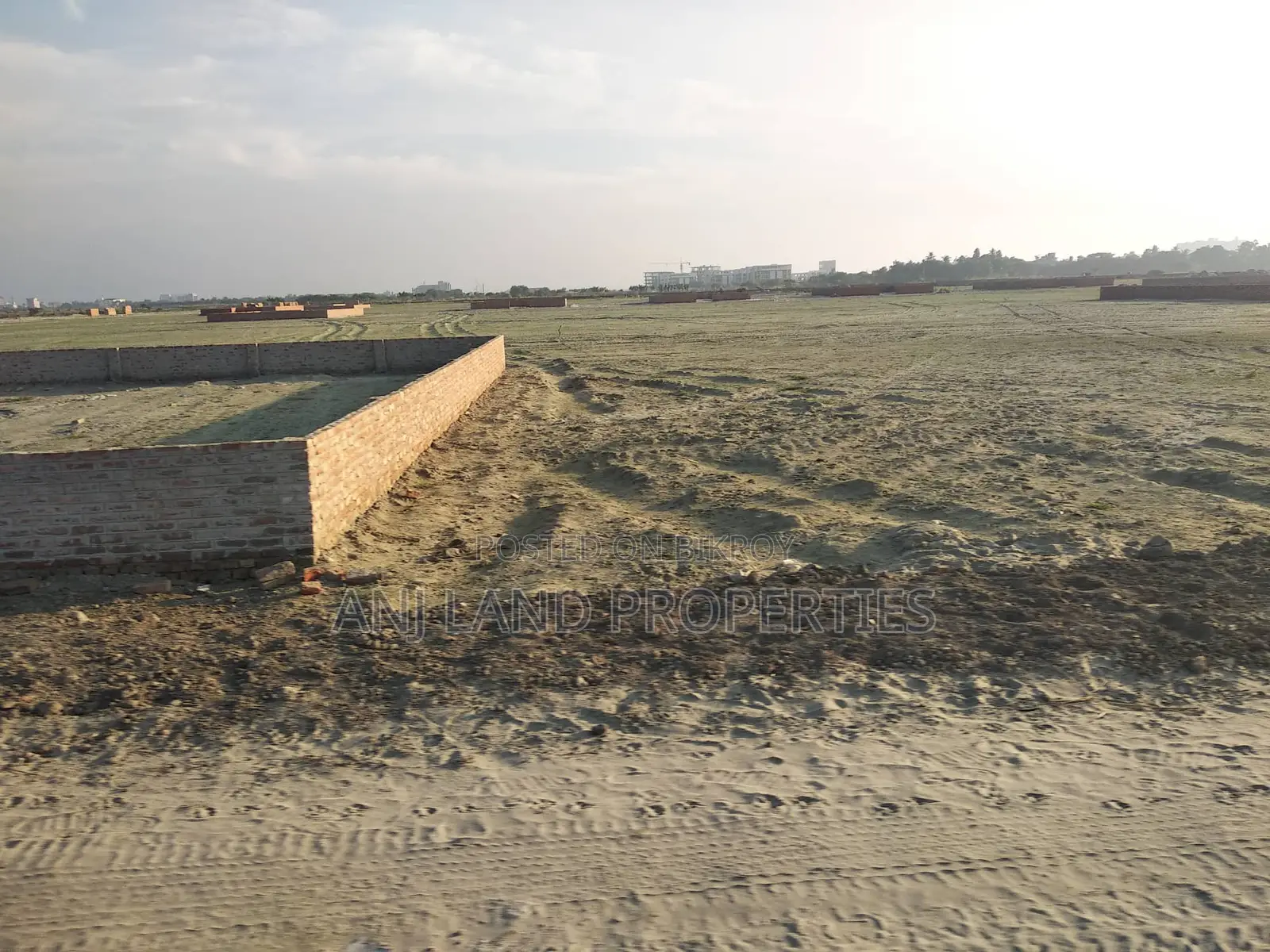 পি-এক্সটেনশন ৩-কাঠা প্লট বিক্রয় ৪০' রাস্তার কাছে
