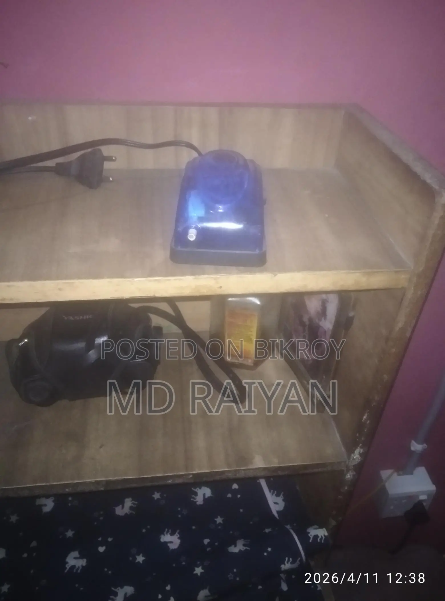 Fish tank with fish and oxygen pump