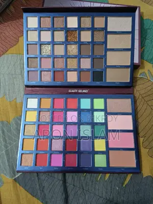 Makeup Box and Eye Shadow Pad