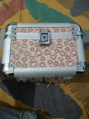 Makeup Box and Eye Shadow Pad