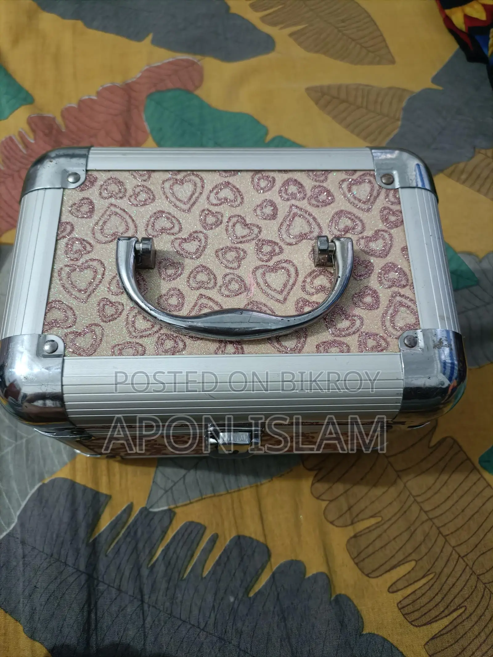 Makeup Box and Eye Shadow Pad