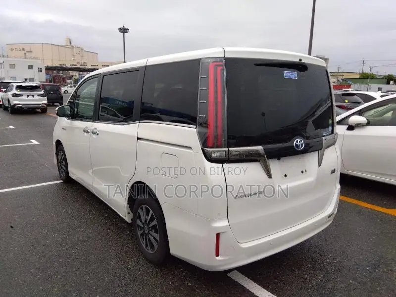 Toyota Esquire HY-GI-PREMIUM-4.5. 2020