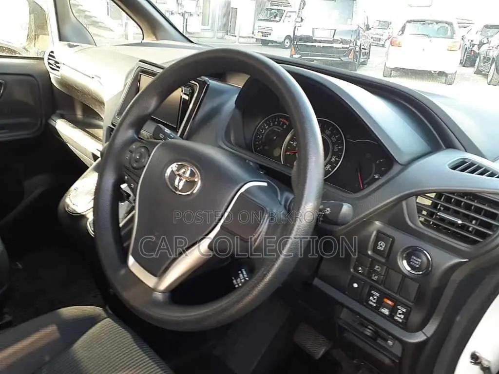 Toyota Noah 2021