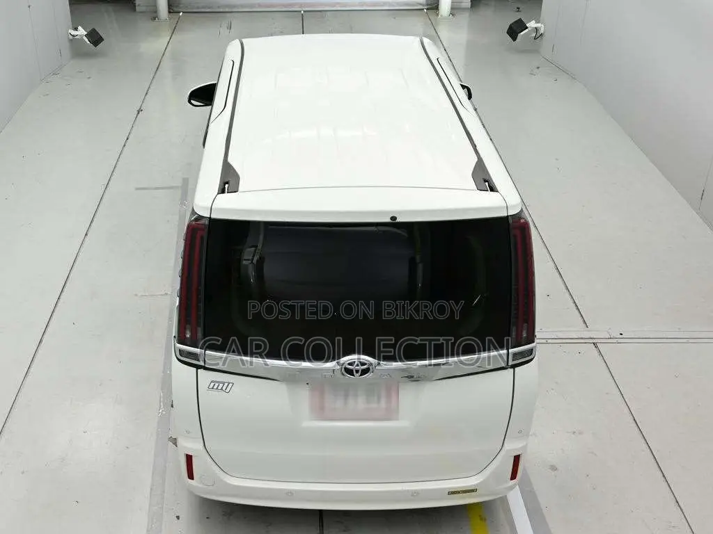 Toyota Noah 2021