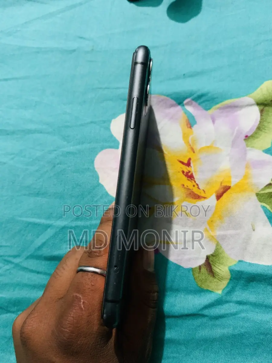Apple iPhone 11 . (Used)