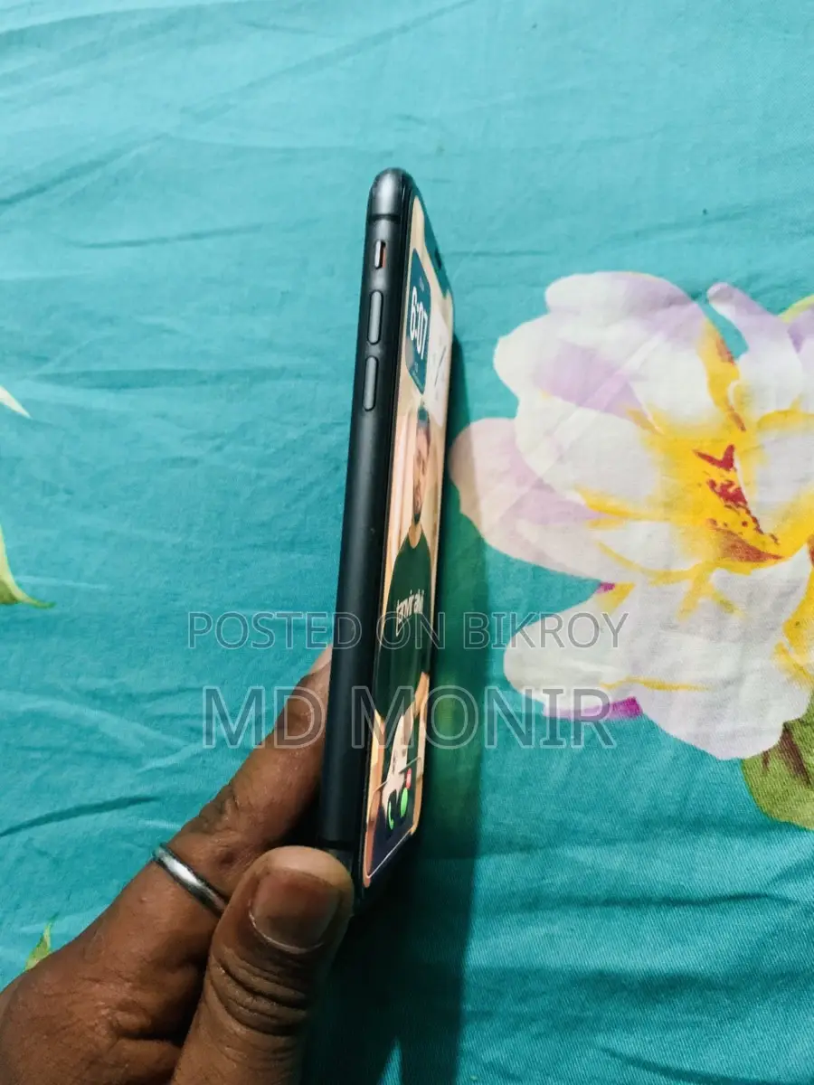 Apple iPhone 11 . (Used)