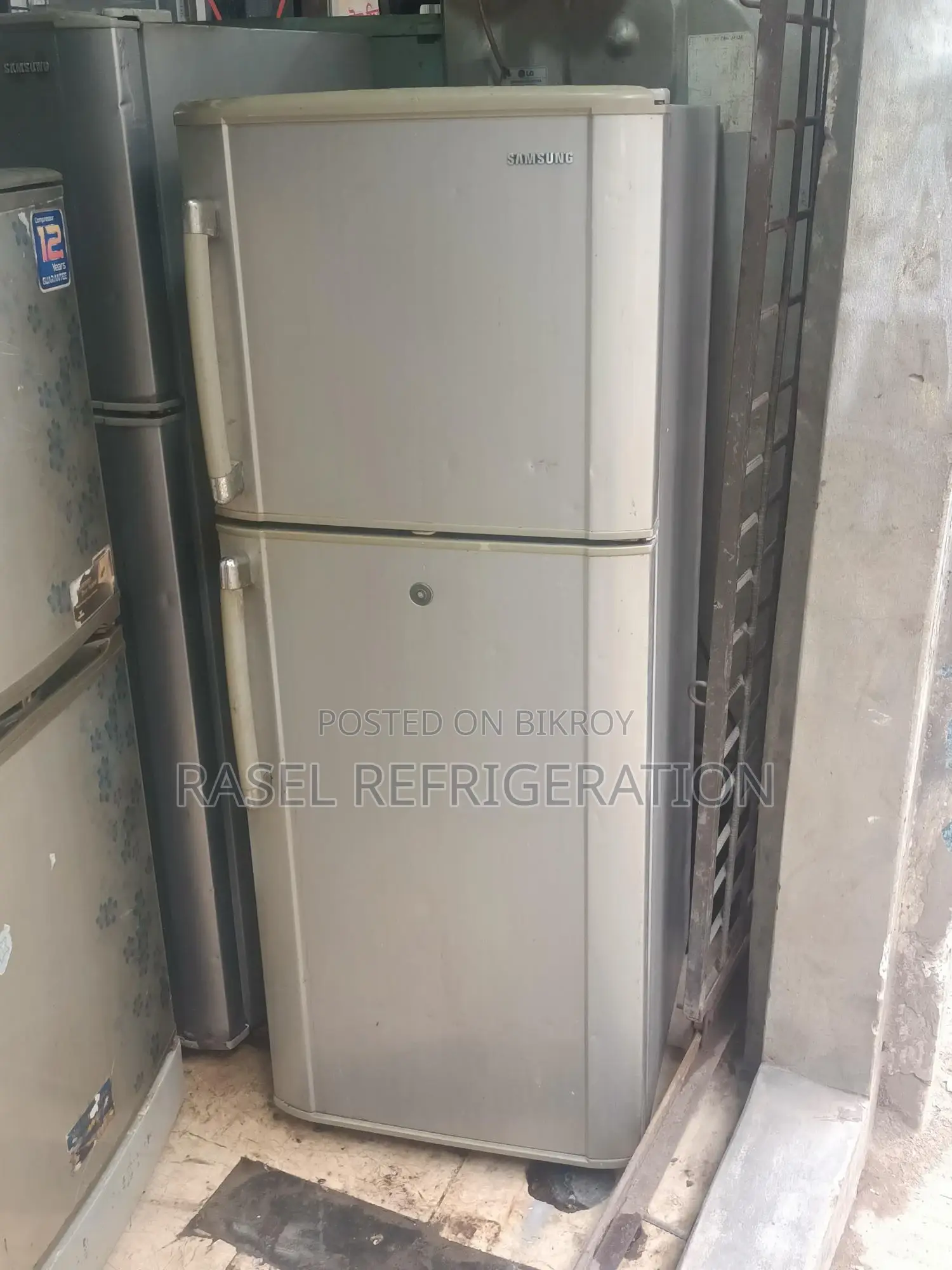 Non-frost running 12 CFT Samsung fridge. 1-month compressor warranty.