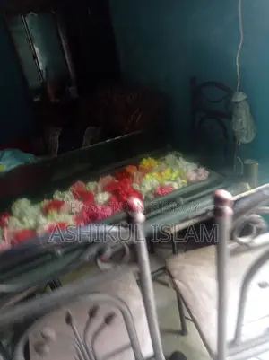 Used 1 Draining Table And Chairs 4 Pis