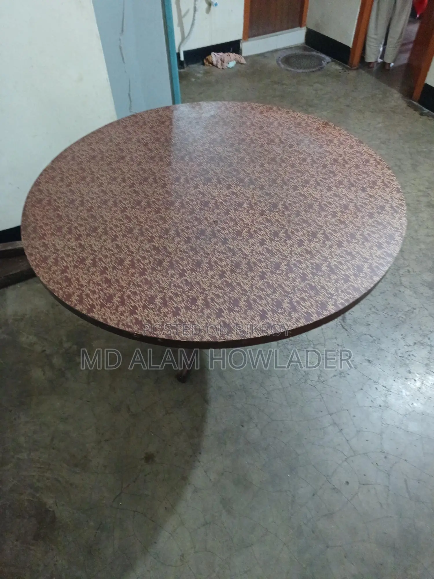সুদু মাএ একটি রাউন ডাইনিং টেবি বিক্রি হবে