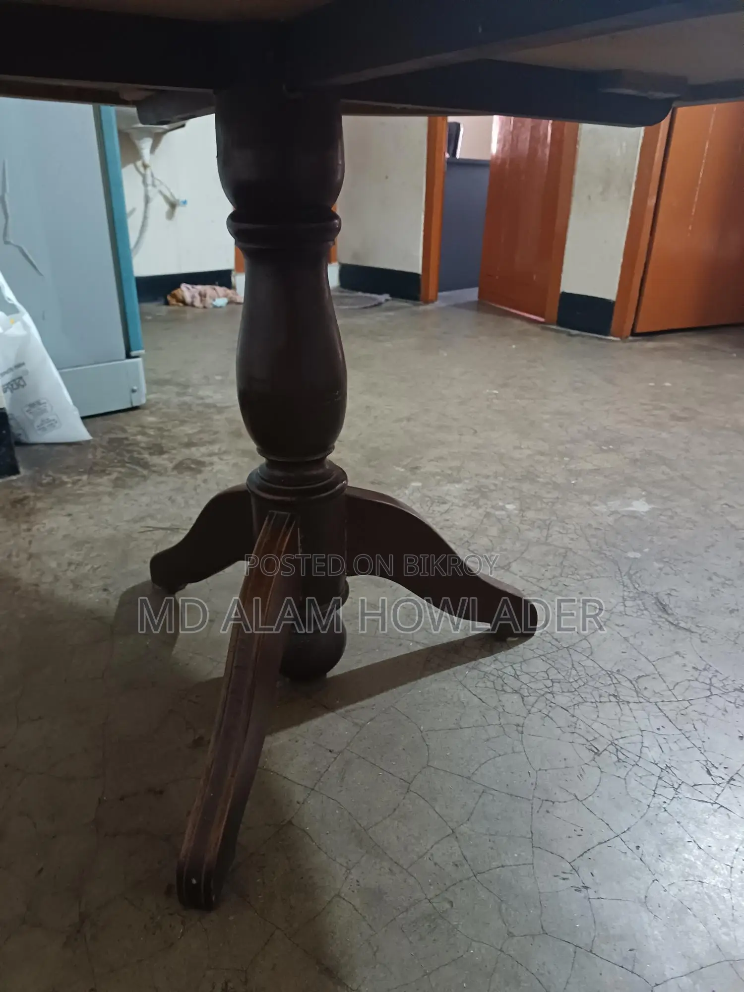 সুদু মাএ একটি রাউন ডাইনিং টেবি বিক্রি হবে