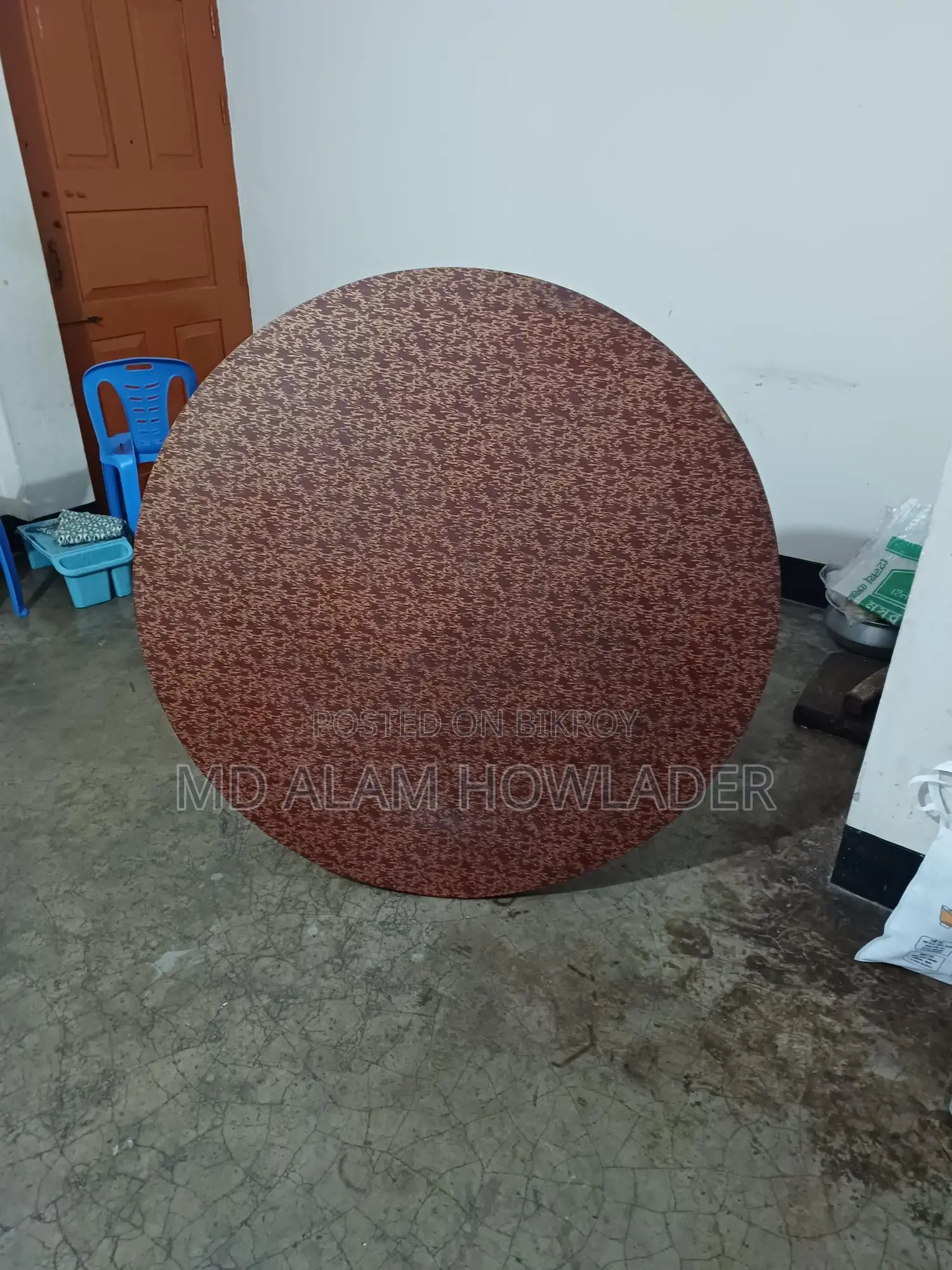 সুদু মাএ একটি রাউন ডাইনিং টেবি বিক্রি হবে