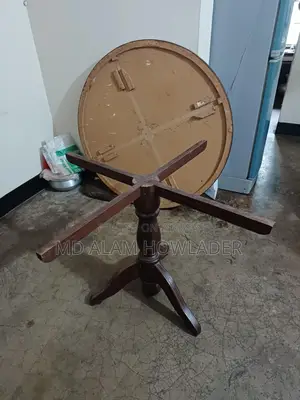সুদু মাএ একটি রাউন ডাইনিং টেবি বিক্রি হবে