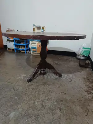 সুদু মাএ একটি রাউন ডাইনিং টেবি বিক্রি হবে