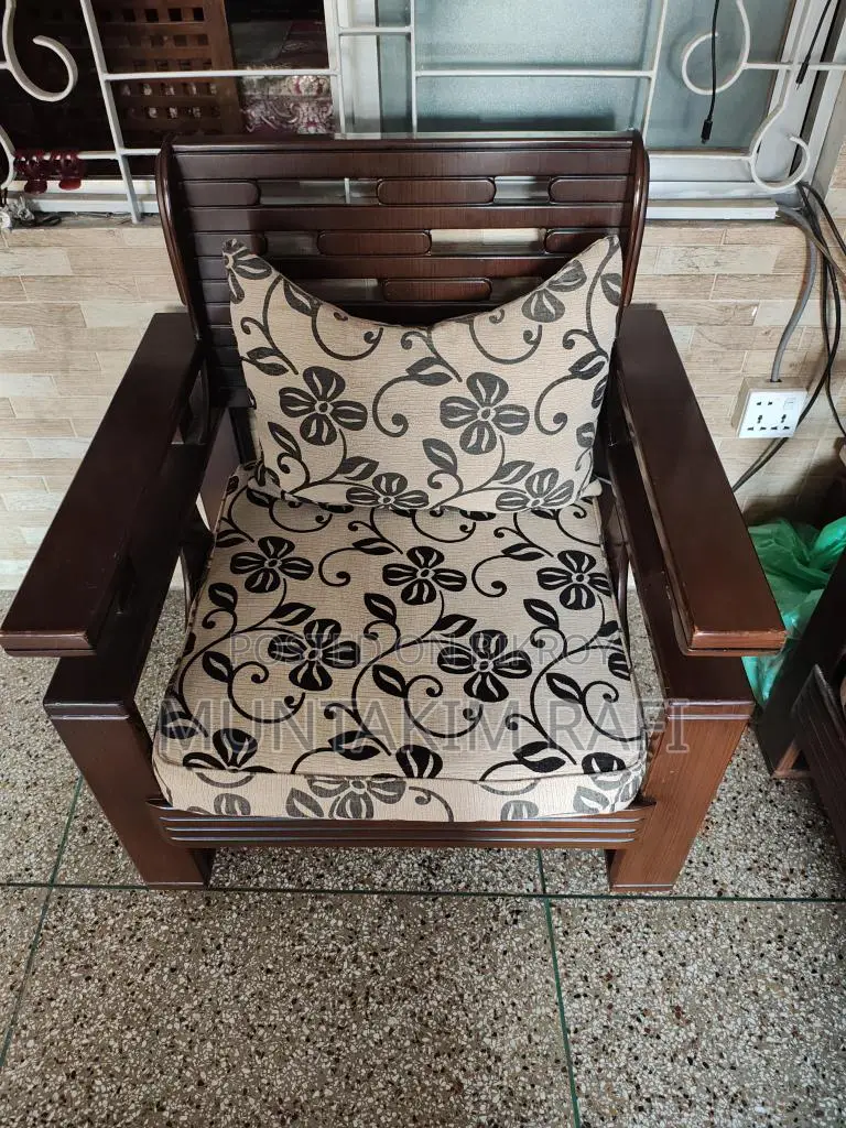 এই সিংগেল সোফাটি বিক্রি করতে চাই
