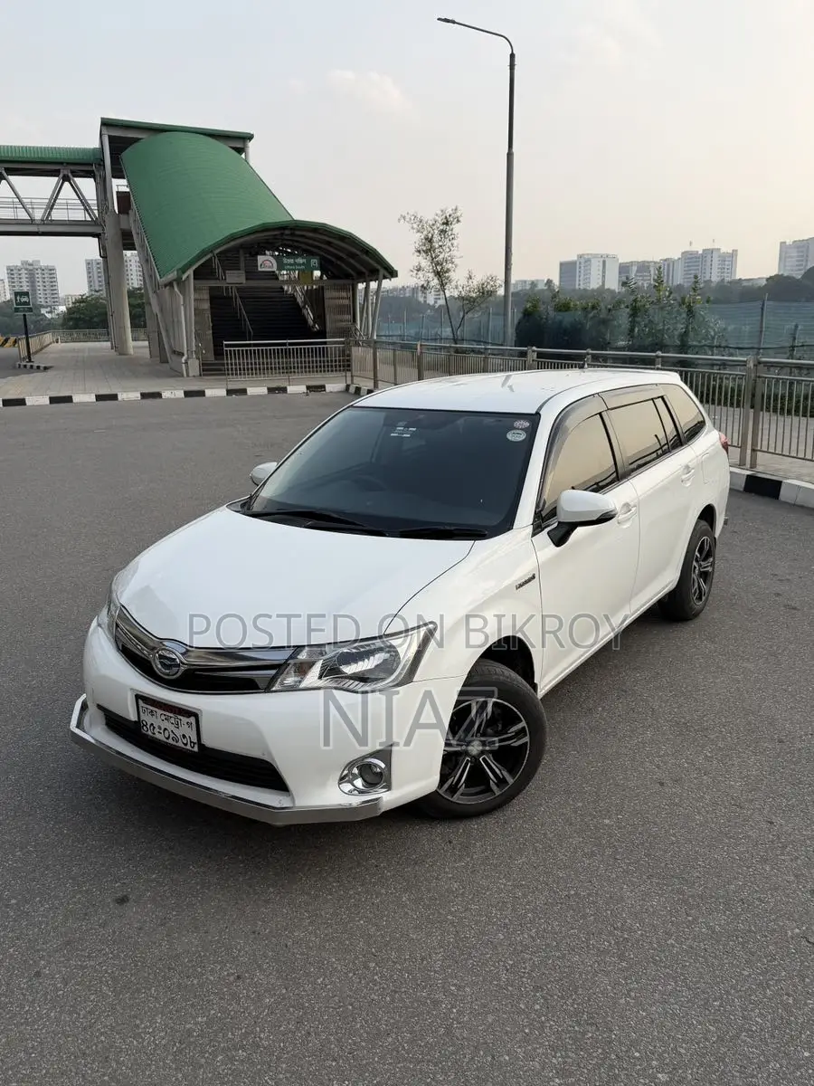 Toyota Corolla Fielder 1.5 Hybrid FWD 2015 White