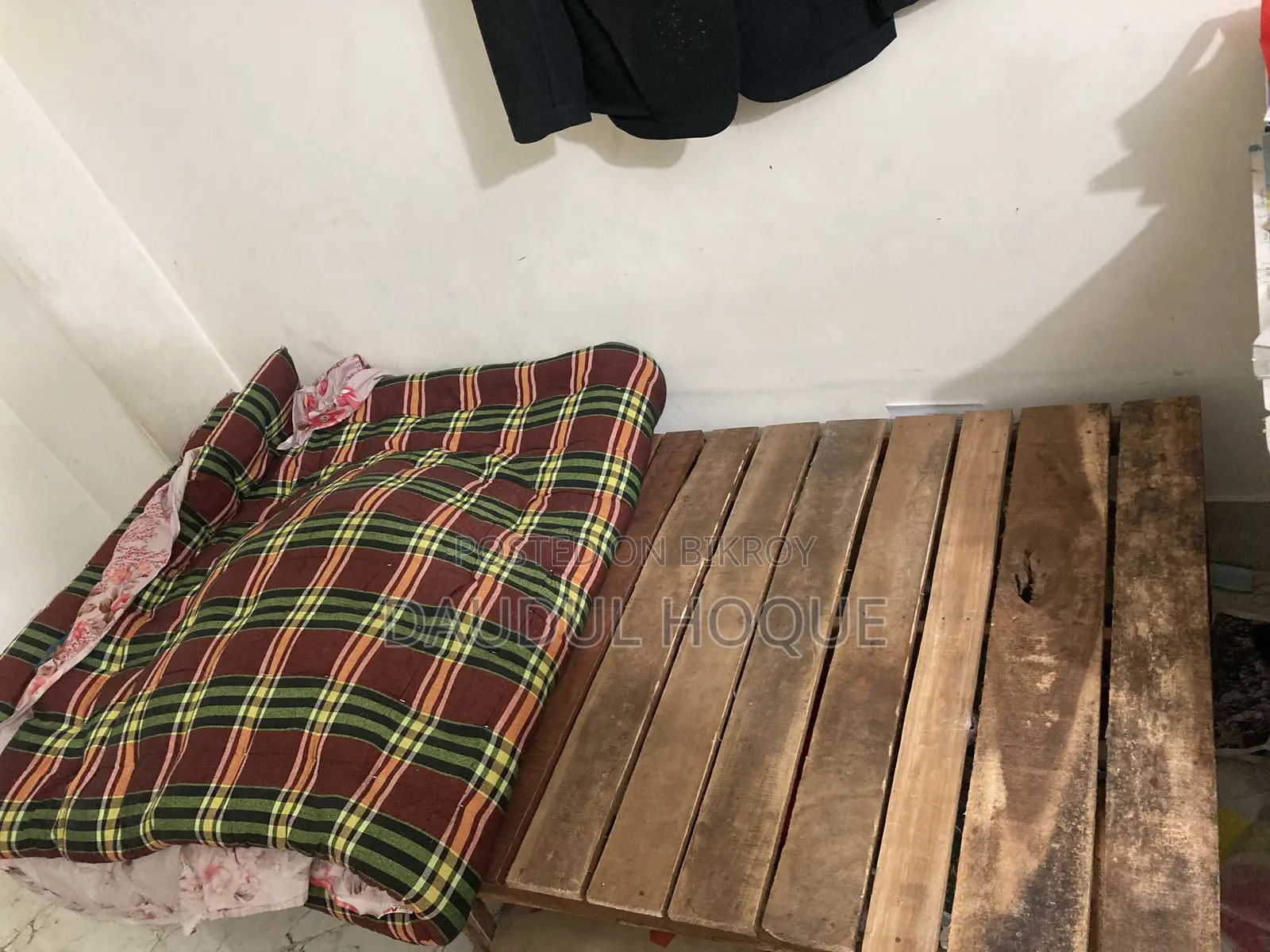 সিঙ্গেল চৌকি বিক্রি হবে।