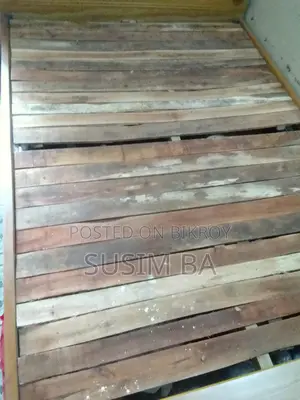 খাট ৫/৭ ফুট, ১বছর ইউজ হয়েছে ১৫বছরের গ্যারান্টি।