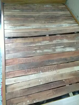 খাট ৫/৭ ফুট, ১বছর ইউজ হয়েছে ১৫বছরের গ্যারান্টি।