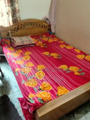 খাট ৫/৭ ফুট, ১বছর ইউজ হয়েছে ১৫বছরের গ্যারান্টি।