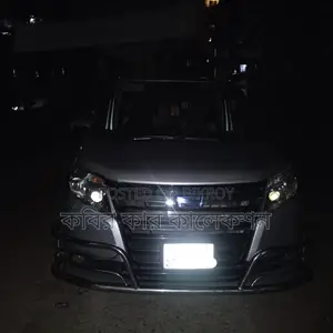 Toyota Noah hybrid 2014