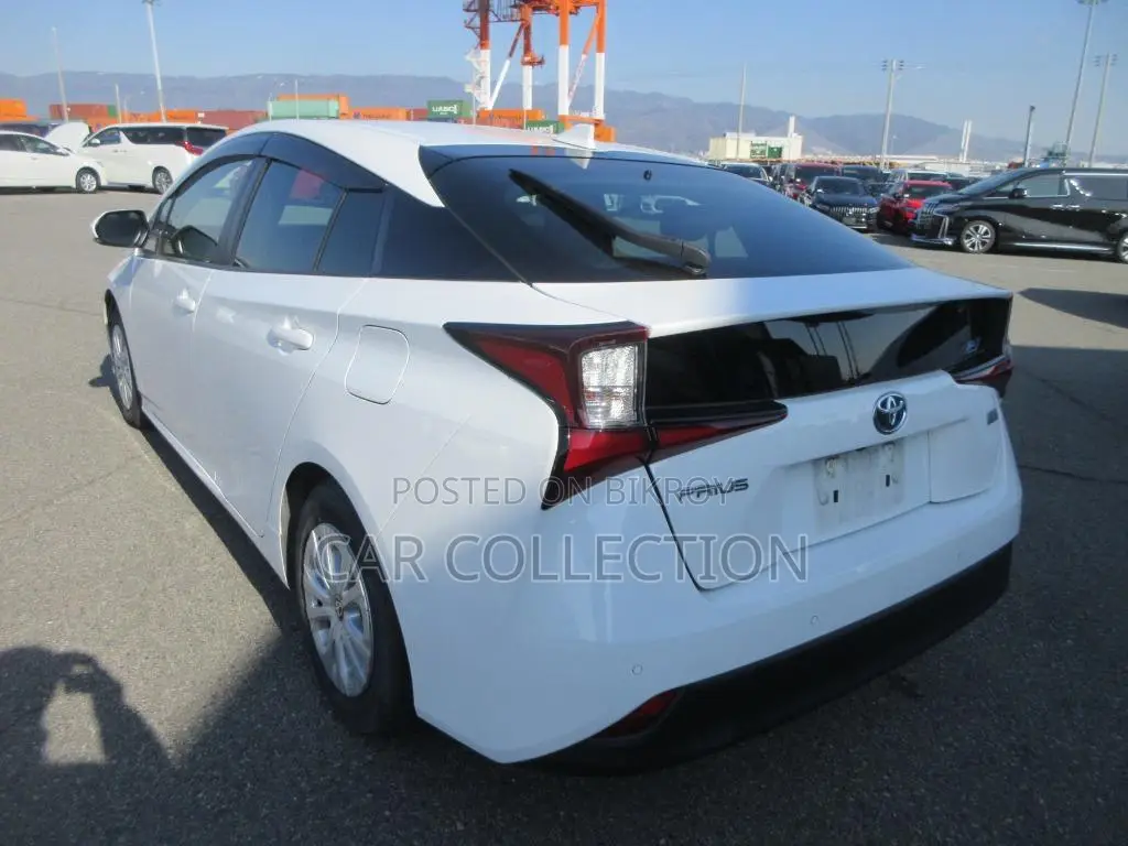 Toyota Prius S 2021