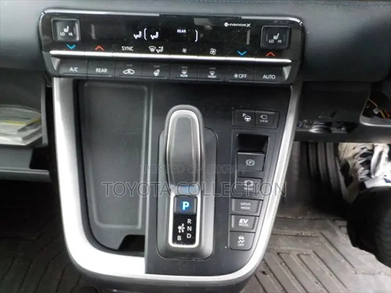 Toyota Voxy SZ HYBRID ALL OPTION 2022