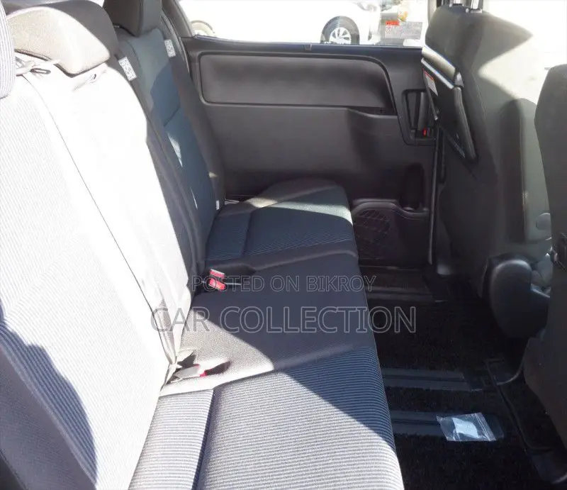 Toyota Noah X Smart Non HV Pearl 2021