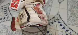 ক্রিকেট হেলমেট, গ্লাভস এবং ব্যাগ বিক্রয় হবে