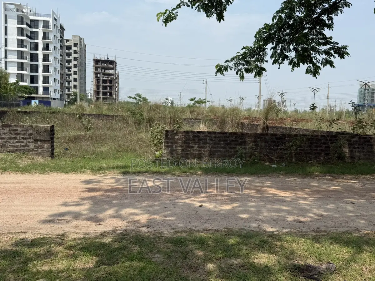 M Block 4 K South Almost Corner Plot