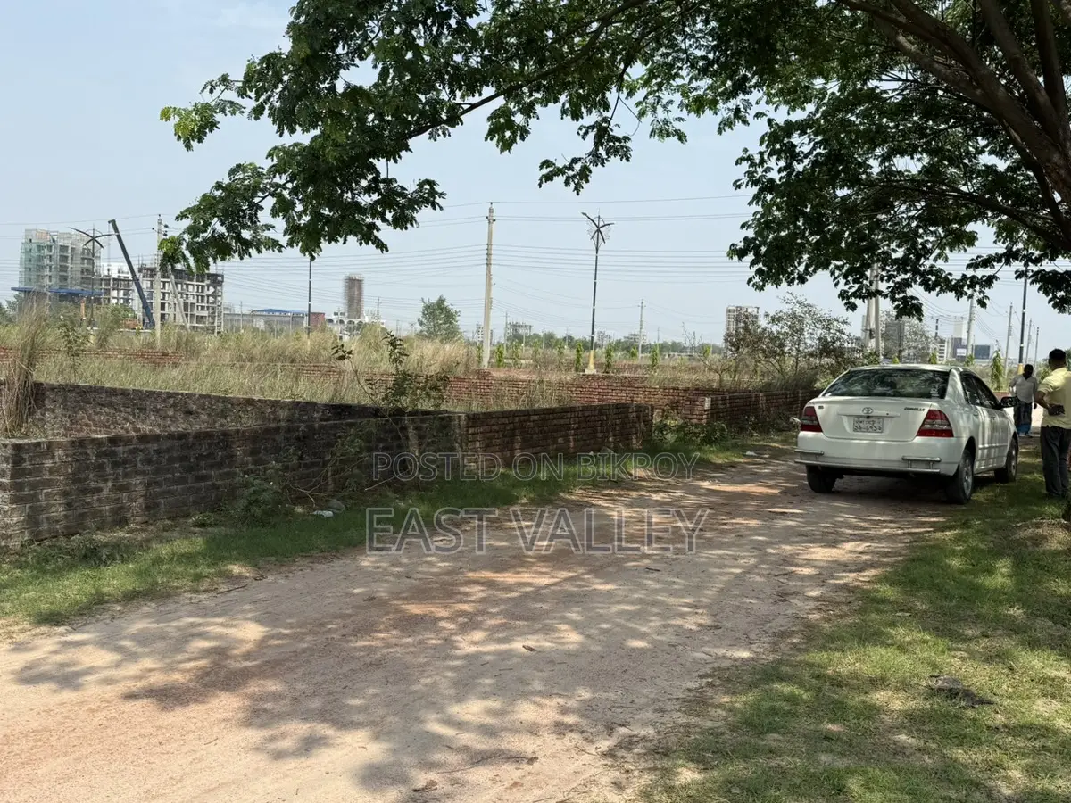 M Block 4 K South Almost Corner Plot