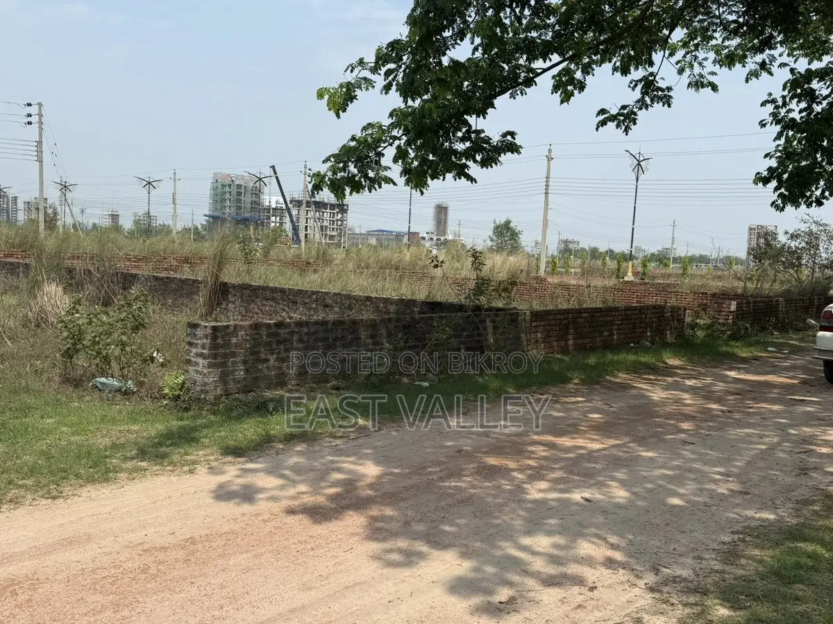 M Block 4 K South Almost Corner Plot