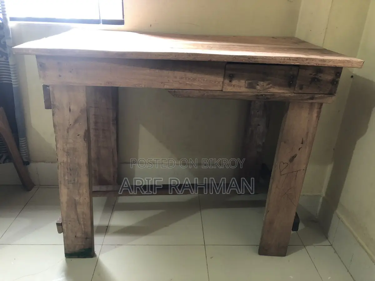 পড়ার টেবিল
