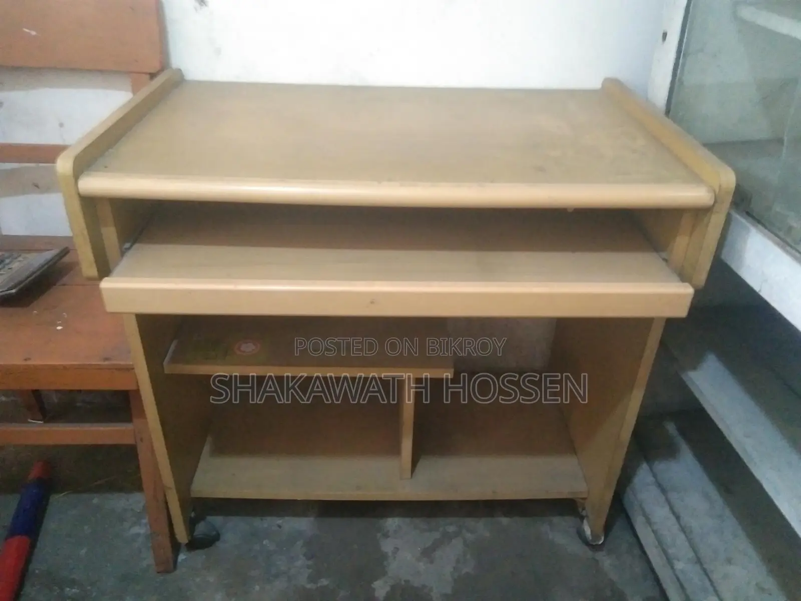 কম্পিউটার টেবিল এবং টিভি ট্রলি