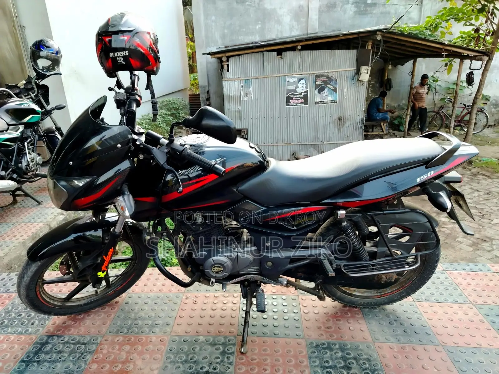 Bajaj Pulsar 150 . 2017