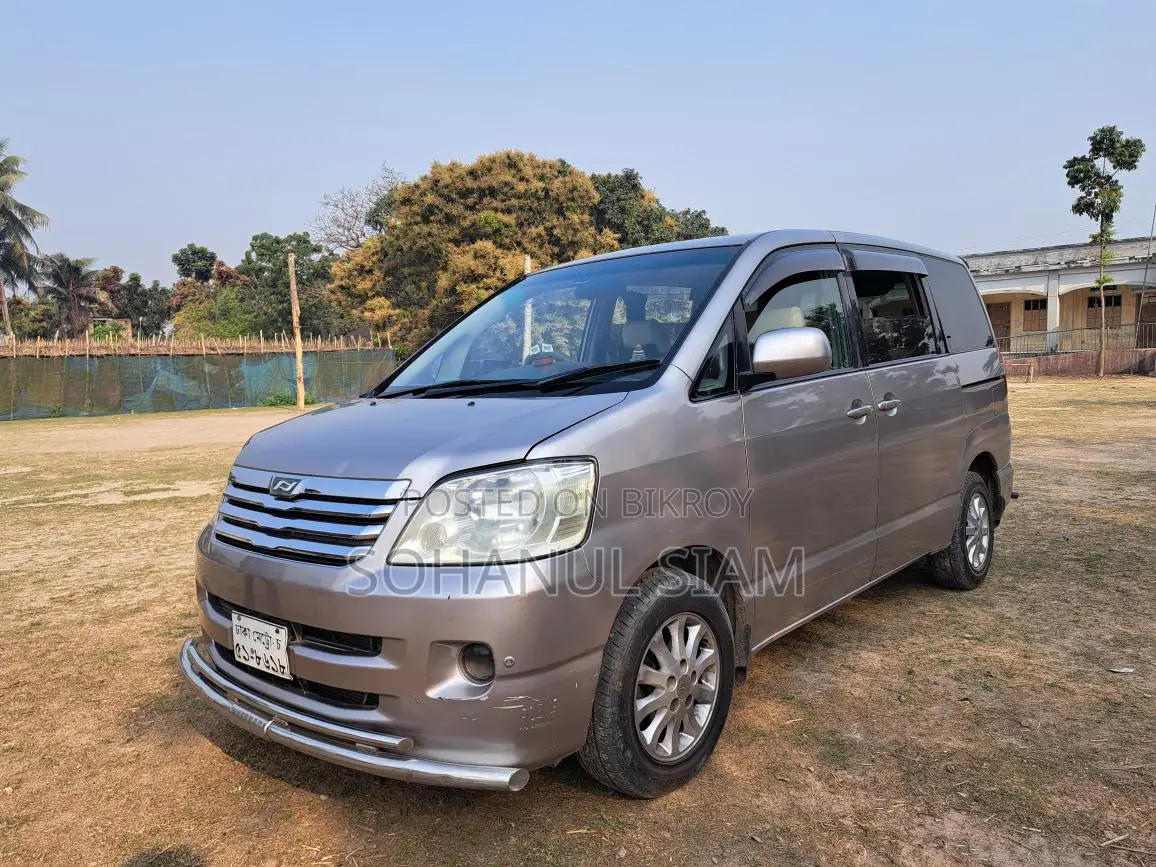 টয়োটা নোয়া . ২০০২