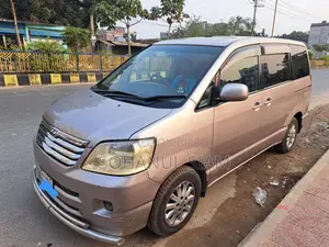 টয়োটা নোয়া . ২০০২