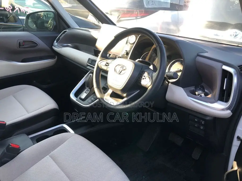 Toyota Noah G Hybrid 8 Seat 2022