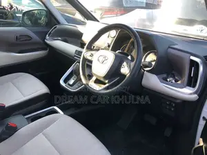 Toyota Noah G Hybrid 8 Seat 2022