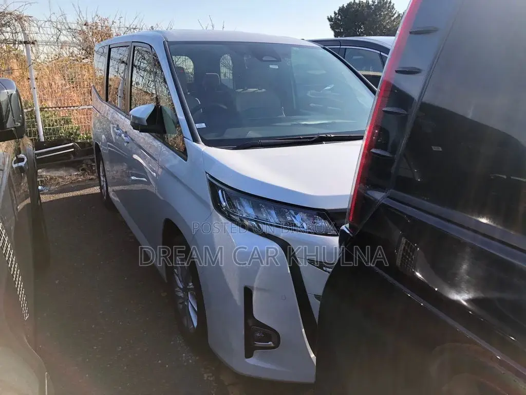 Toyota Noah G Hybrid 8 Seat 2022