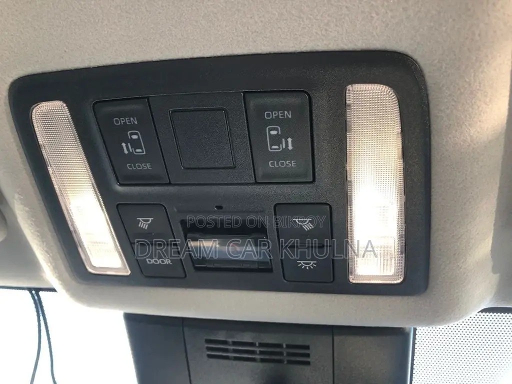 Toyota Noah G Hybrid 8 Seat 2022