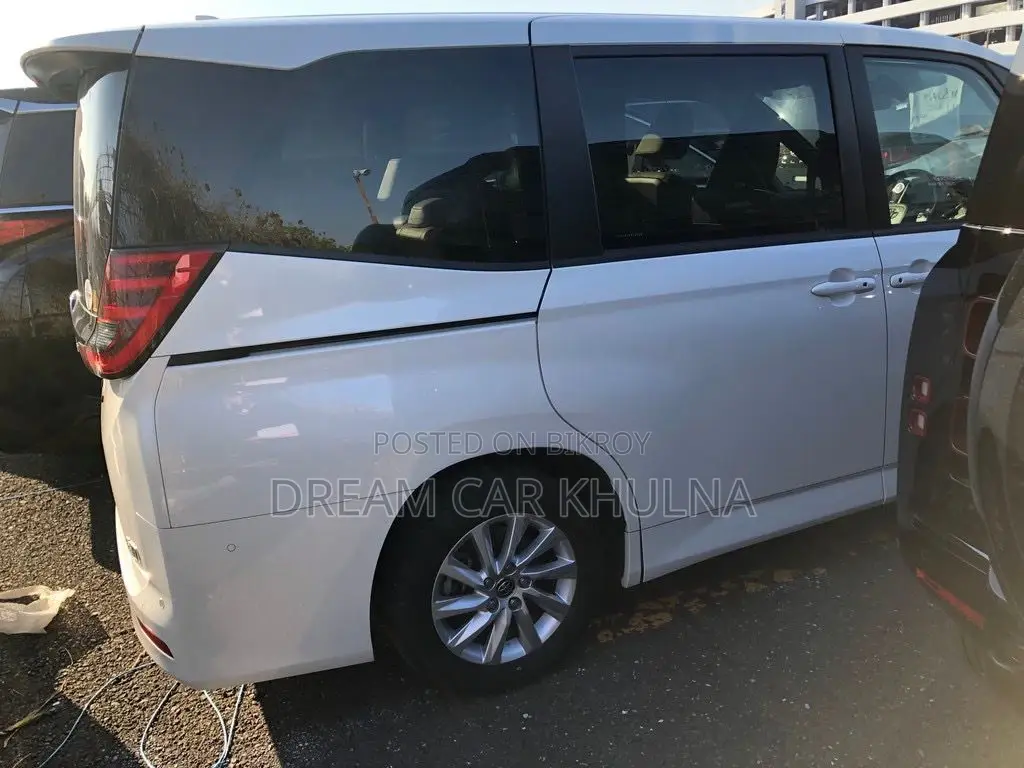 Toyota Noah G Hybrid 8 Seat 2022