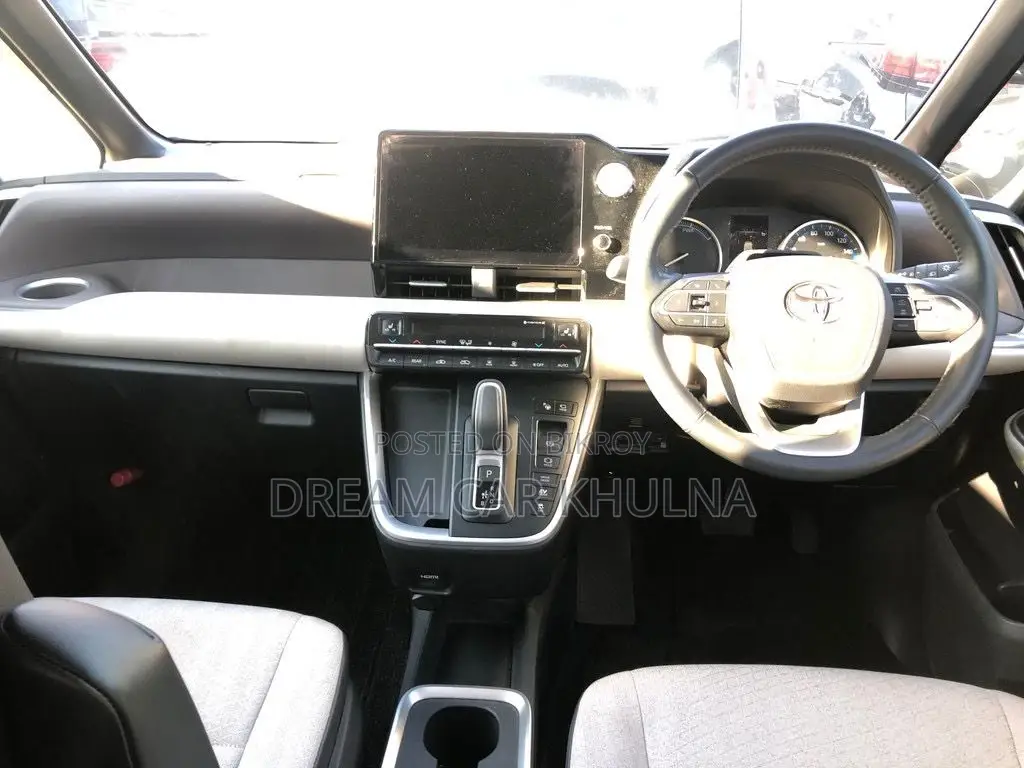 Toyota Noah G Hybrid 8 Seat 2022