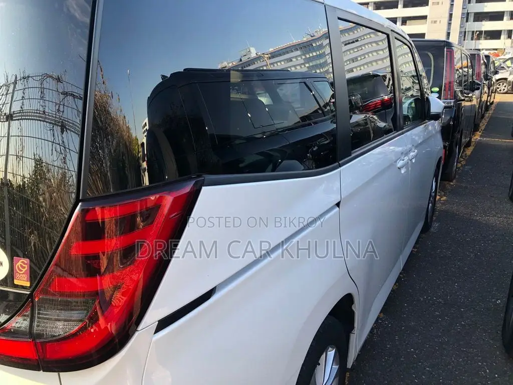 Toyota Noah G Hybrid 8 Seat 2022
