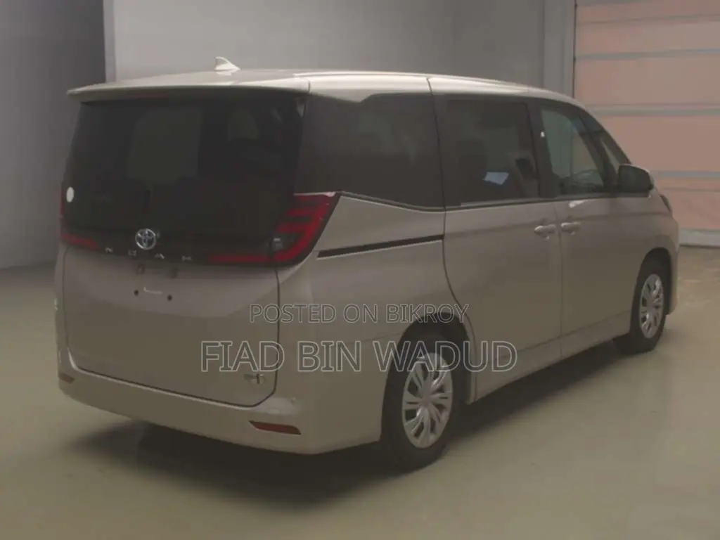 Toyota Noah 2022