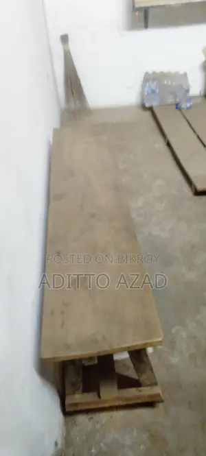 দোকানের কাউন্টার ও তাক