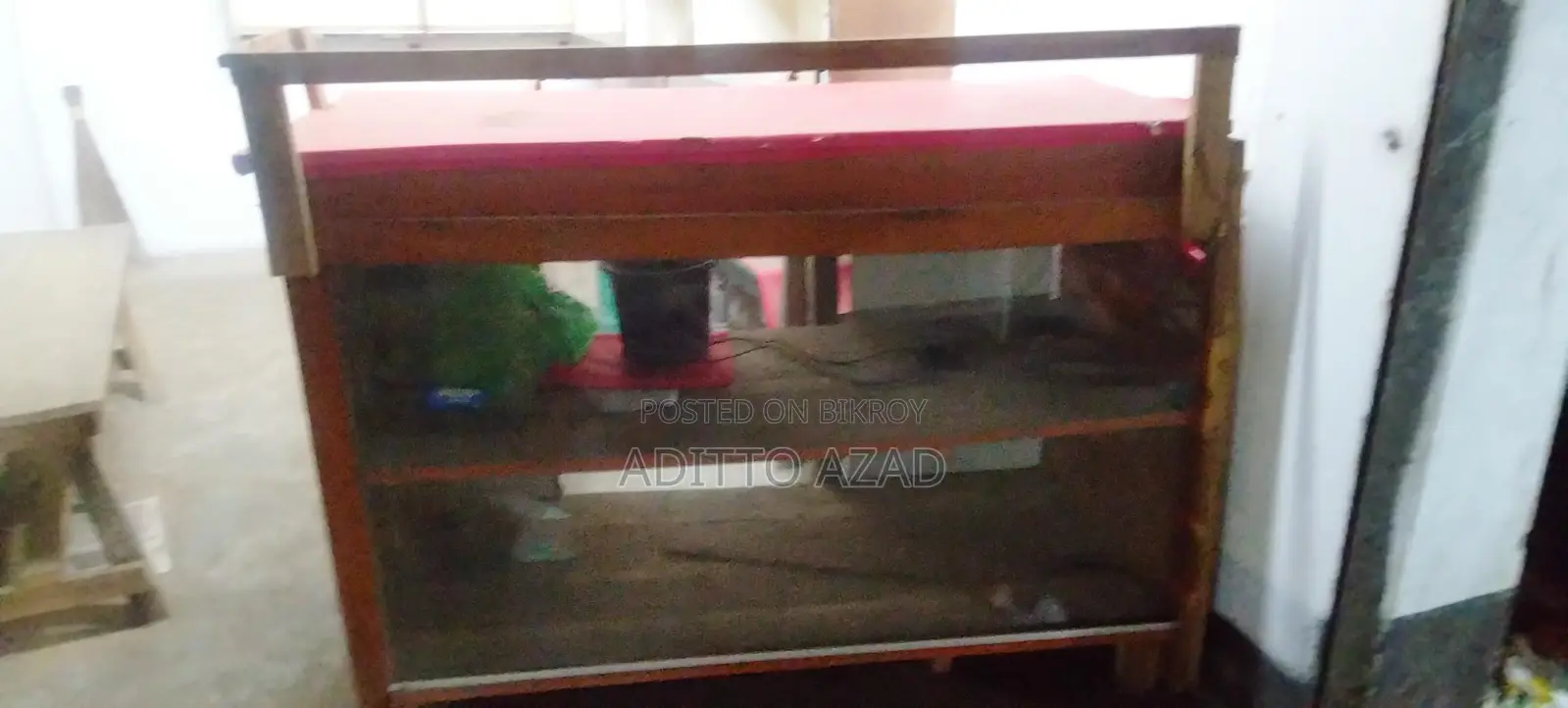দোকানের কাউন্টার ও তাক