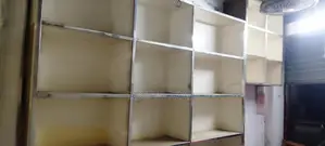 দোকানের কাউন্টার ও তাক