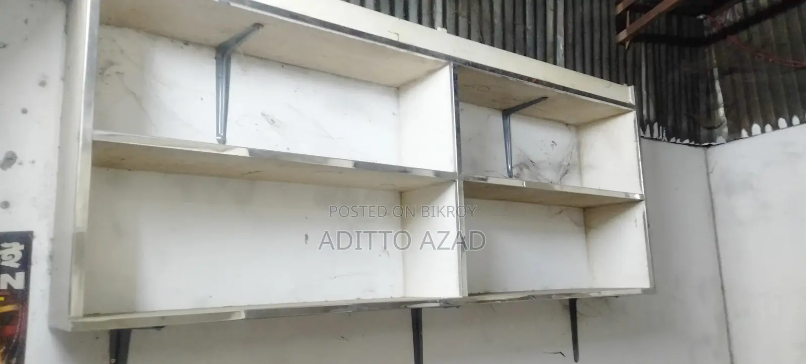 দোকানের কাউন্টার ও তাক