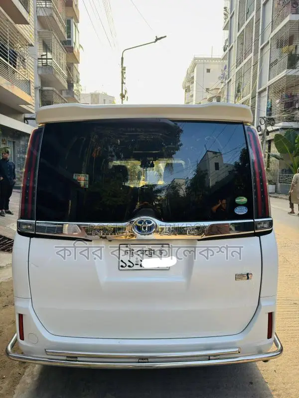 Toyota Noah hybrid 2017