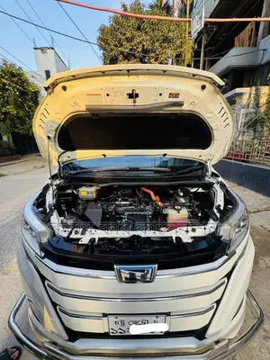 Toyota Noah hybrid 2017